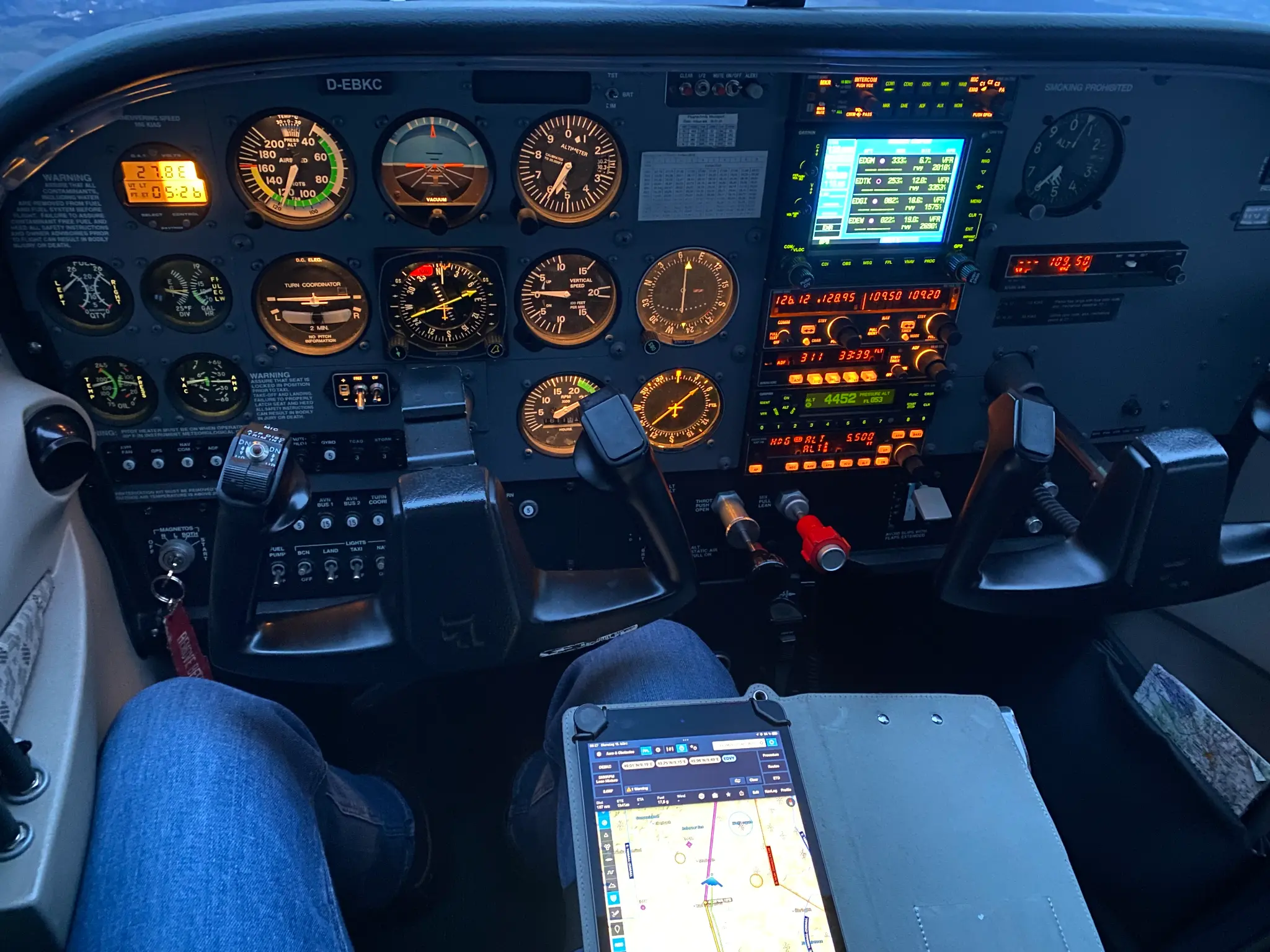 Cessna 172 Cockpit mit klassischer Avionik, HSI und Garmin G1000 - APEA Flugausbildung Stuttgart